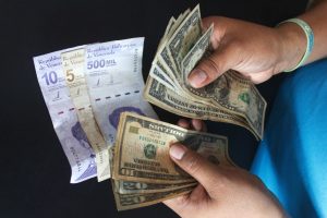 El bolívar mejoró frente al dólar tras 22 días de caída