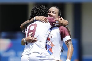 Vinotinto femenina
