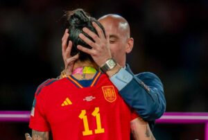 Rubiales besa a Jennifer Hermoso