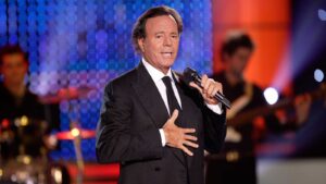 Más de 400 famosos felicitan a Julio Iglesias por su cumpleaños 80
