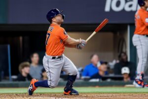 Altuve se acerca a la marca jonronera de Manny Ramírez en postemporada