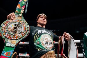 Canelo superó a Jermell Charlo y retuvo sus títulos mundiales