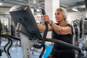 Las aficiones y los ejercicios mejoran la salud del adulto mayor