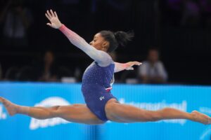 Simone Biles lideró a EE.UU. hacia su séptimo título consecutivo