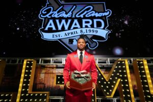Acuña Jr. recibió el premio Hank Aaron de la Liga Nacional de la MLB