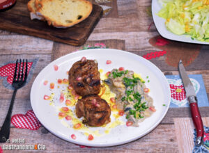 Solomillo de cerdo con salsa de champiñones, almendras y granada.