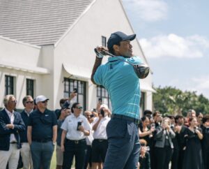 Tiger Woods regresa al golf tras casi un año ausente