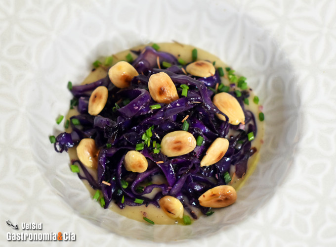 Col lombarda con veluté de almendras