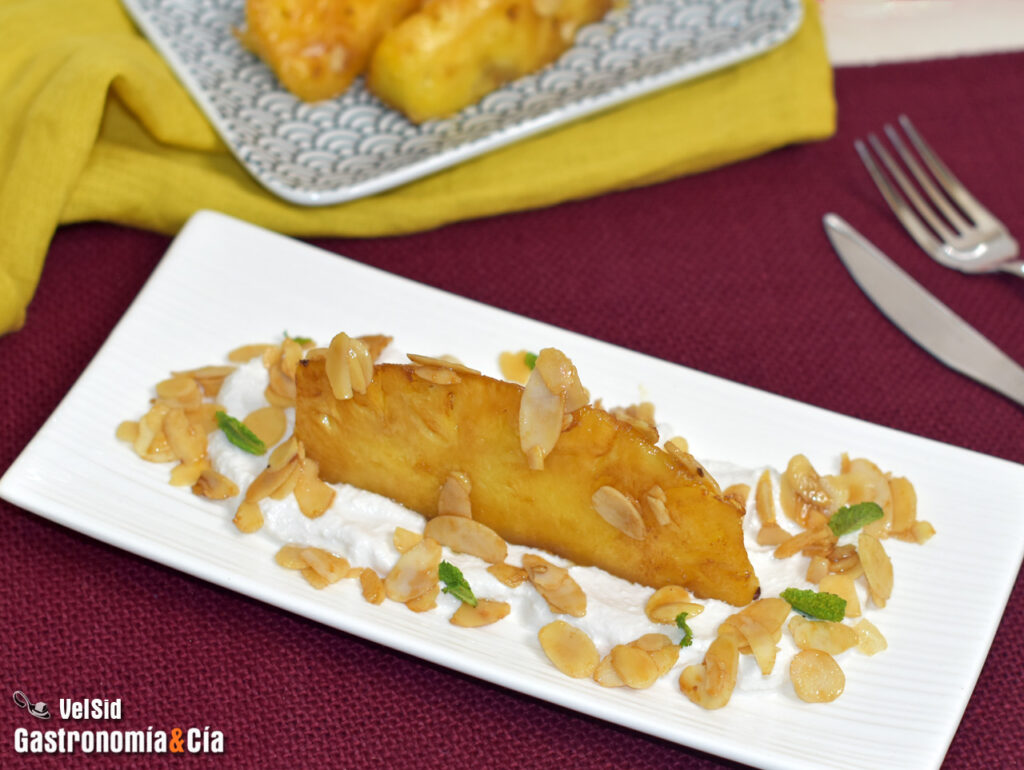 Piña caramelizada en mantequilla con requesón y almendras. Receta de