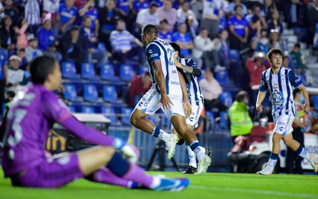 Salomón Rondón registró un debut goleador con Pachuca en la Liga MX