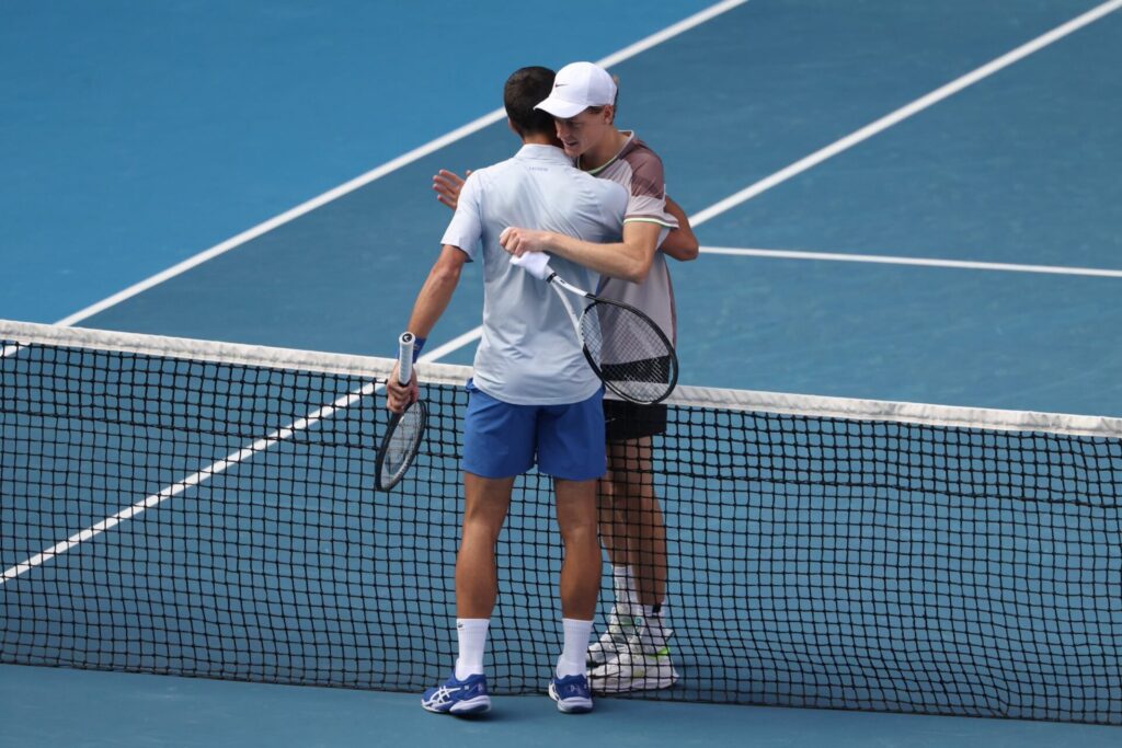 Sinner superó a Djokovic para hacer historia en el Abierto de Australia
