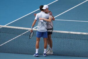 Sinner superó a Djokovic para hacer historia en el Abierto de Australia