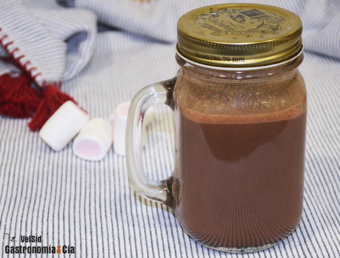 Chocolate caliente con mantequilla de cacahuete en tarr