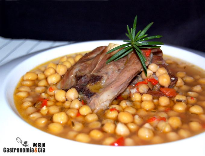 Garbanzos con cordero al romero
