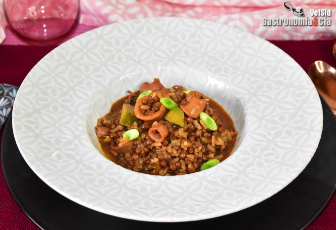 Receta de lentejas con arroz, calamares y aguacate verd