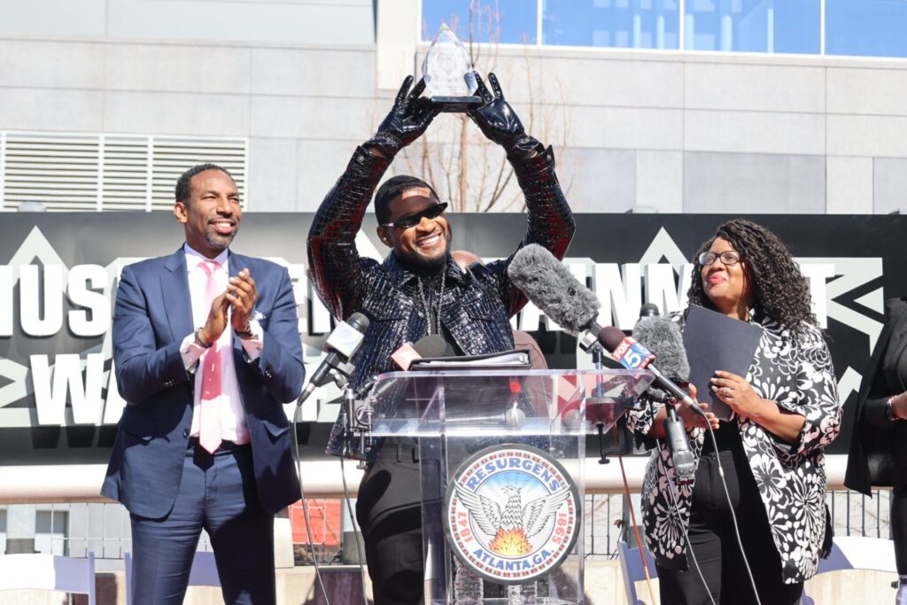 Usher se asoció con Universal para desarrollar una serie dramática