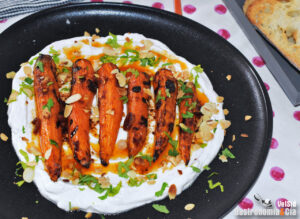 Zanahorias asadas con salsa de yogur y mantequilla picante. La