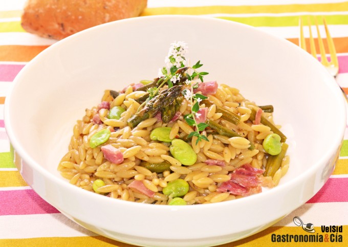 Orzo con espárragos, habitas y jamón