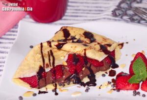 Crepes con fresas y dos chocolates. Receta de un postre