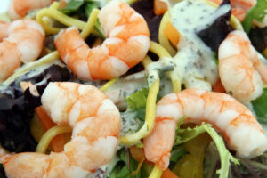 Comiendo platos apetecibles