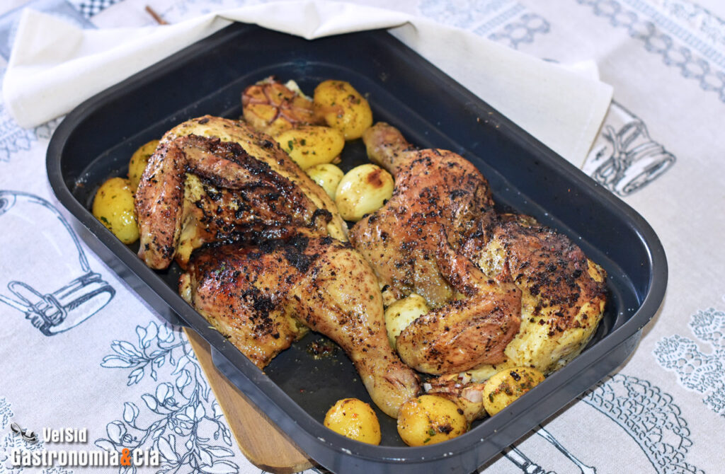 Receta de pollo asado cortado por la mitad, reduce el