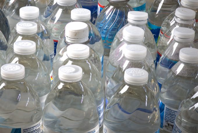 Escandalo del agua mineral embotellada en Francia