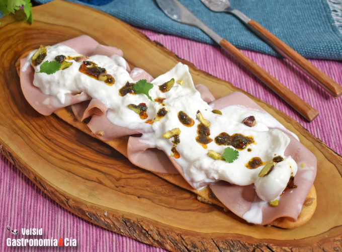 Coca con mortadela, burrata, berenjena y trufa