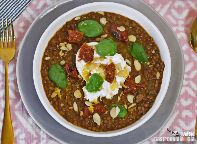 Lentejas con burrata y albahaca
