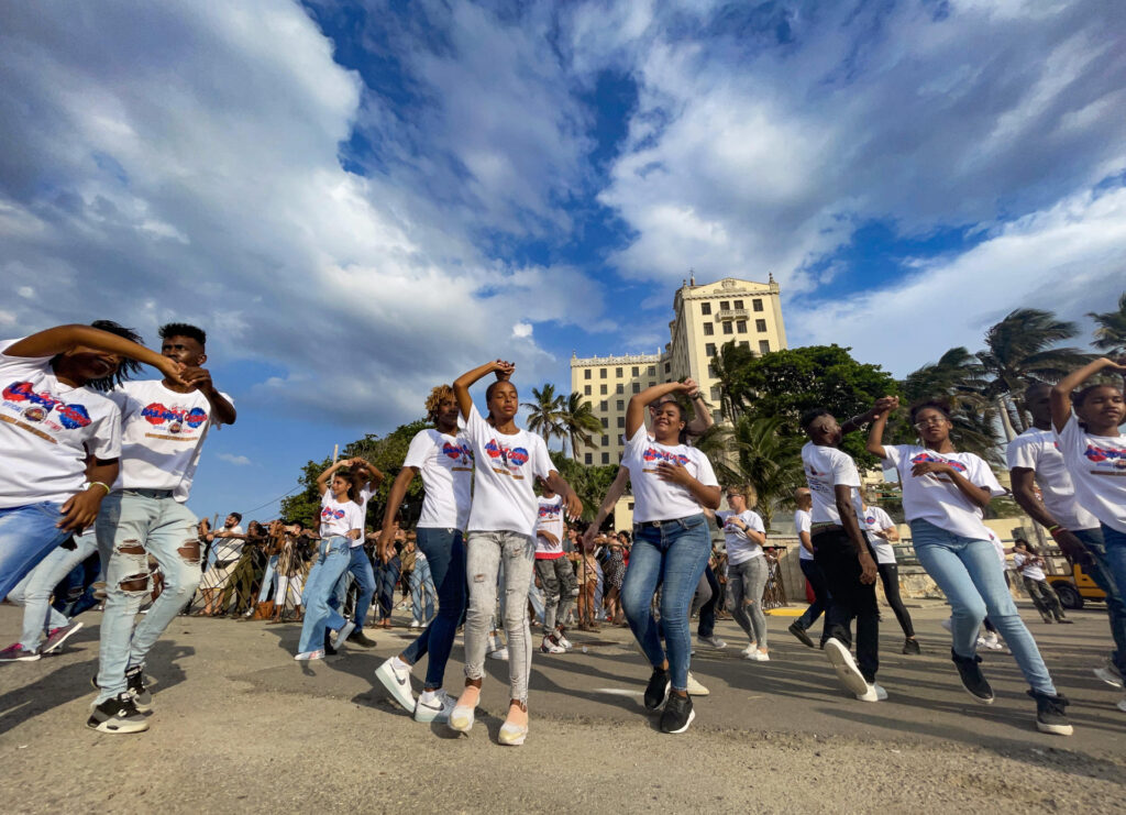 Cuba batió el récord mundial de bailarines simultáneos en rueda de salsa casino