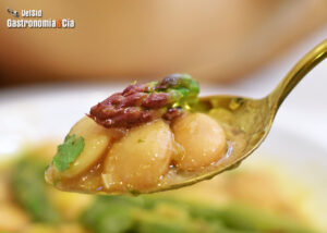 Receta de Espárragos verdes frescos con alubias blancas braseadas