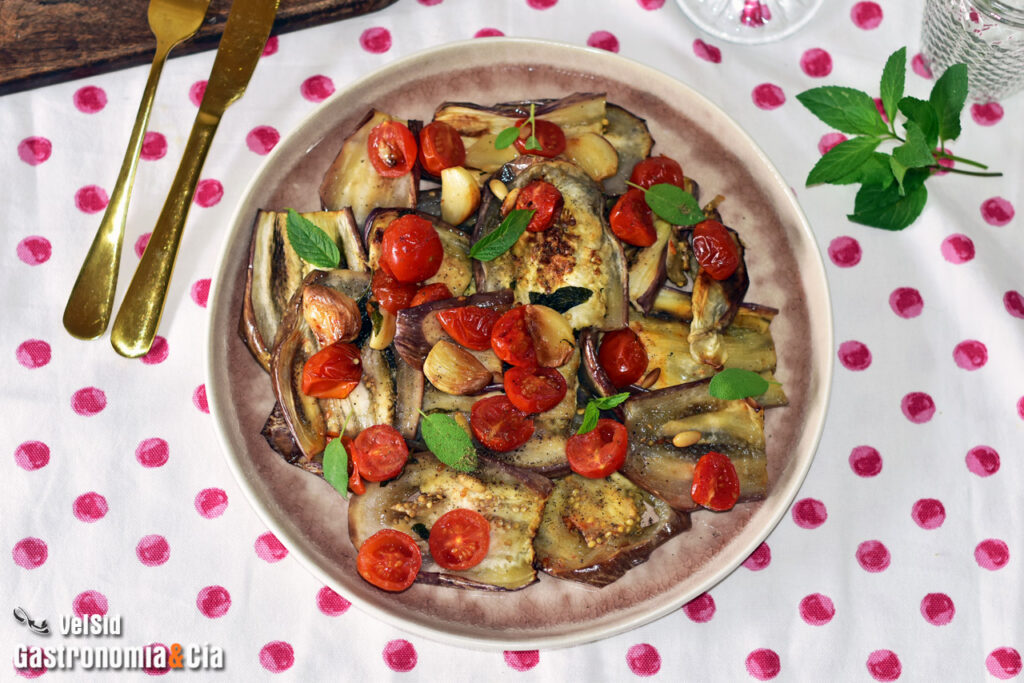 Berenjena en freidora de aire con tomates cherry, una deliciosa