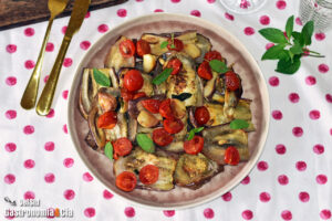 Berenjena en freidora de aire con tomates cherry, una deliciosa