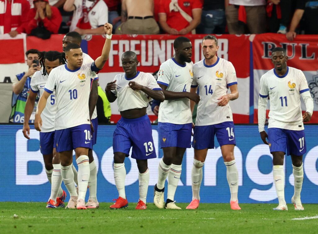 Francia ganó en un flojo debut en la Eurocopa