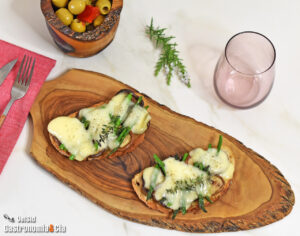 Receta de tostadas con shiitake, espárragos y queso Arzúa-Ulloa, sencilla