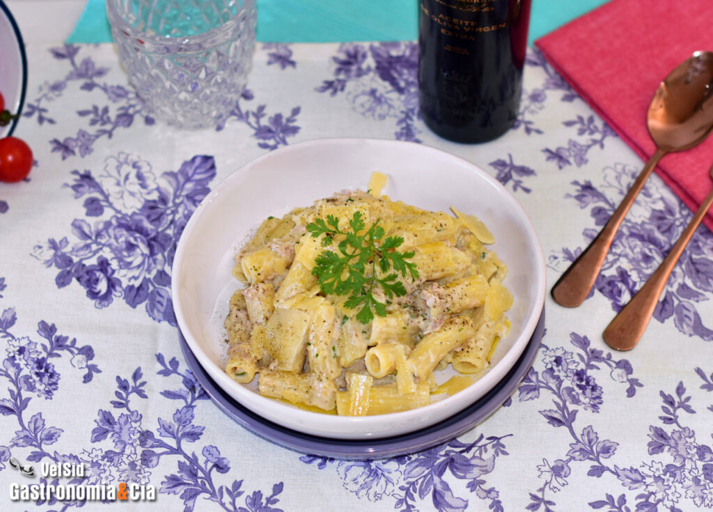 Rigatoni o elicoidali con salsa cremosa de atún y limón,