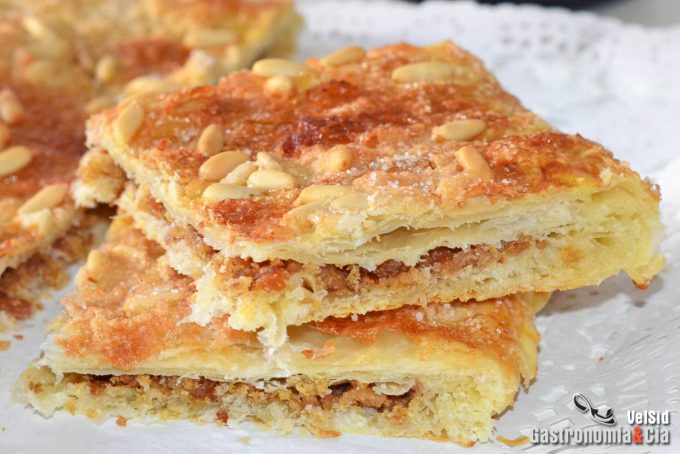 Coca de San Juan con chicharrones