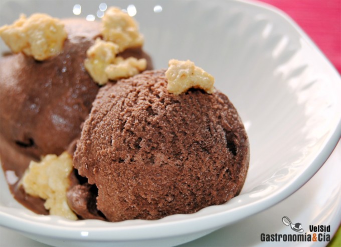 Helado de chocolate amargo y haba tonka