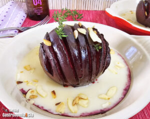 Ciruelas Hasselback asadas con tomillo y crema vainillada, receta de