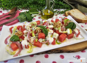 Ensalada de verano con sandía, queso azul y nueces, la