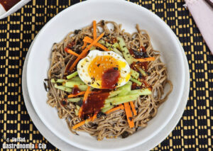 Receta de Bibim Guksu, fideos coreanos fríos con gochujang, ideales