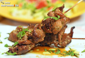 Brochetas de pavo con aderezo oriental en freidora de aire,