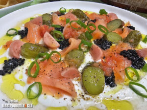 Receta de Ensalada de salmón con pepinillos marinados y yogur