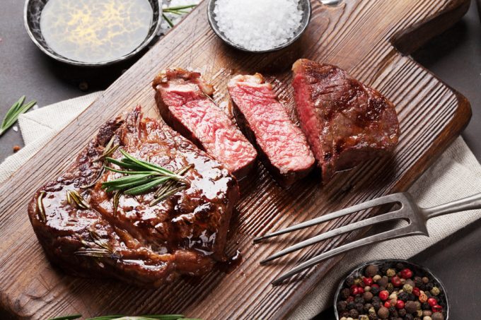 Meatfluencers o influencers de la dieta carnivora