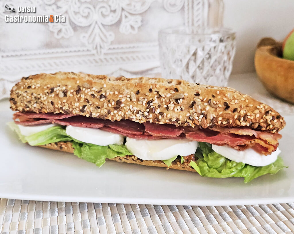 Bocata de pan de semillas con tomate seco, mozzarella y