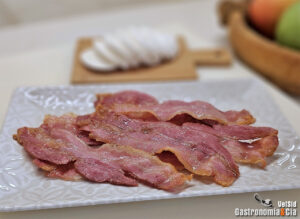 Cómo hacer bacon en freidora de aire, sin salpicar y