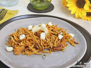 Receta de fideuà con sepia, almejas y gambones, y su