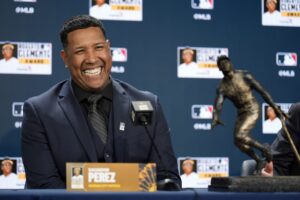 Salvador Pérez recibió el premio Roberto Clemente