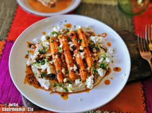 Zanahorias asadas con hummus y queso feta: la receta que
