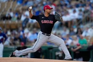 Carlos Carrasco desea lanzar dos temporadas más en la MLB