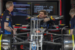 Verstappen recibió una sanción por cambiar el propulsor de su RB20